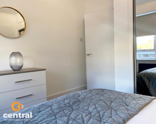2 Bedroom Apartment by Central Serviced Apartments - Monthly Bookings Welcome - FREE Street Parking - WiFi - Smart TV - Ground Level - Family Neighbourhood - Sleeps 4 - 1 Double Bed - 2 Single Beds - Heating 24-7 - Trade Stays - Weekly & Monthly Offers