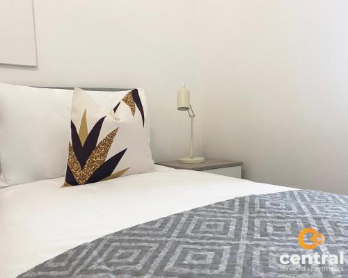 2 Bedroom Apartment by Central Serviced Apartments - Monthly Bookings Welcome - FREE Street Parking - WiFi - Smart TV - Ground Level - Family Neighbourhood - Sleeps 4 - 1 Double Bed - 2 Single Beds - Heating 24-7 - Trade Stays - Weekly & Monthly Offers