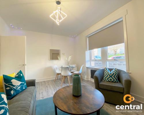 2 Bedroom Apartment by Central Serviced Apartments - Monthly Bookings Welcome - FREE Street Parking - WiFi - Smart TV - Ground Level - Family Neighbourhood - Sleeps 4 - 1 Double Bed - 2 Single Beds - Heating 24-7 - Trade Stays - Weekly & Monthly Offers