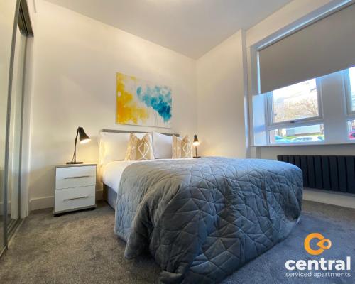 2 Bedroom Apartment by Central Serviced Apartments - Monthly Bookings Welcome - FREE Street Parking - WiFi - Smart TV - Ground Level - Family Neighbourhood - Sleeps 4 - 1 Double Bed - 2 Single Beds - Heating 24-7 - Trade Stays - Weekly & Monthly Offers