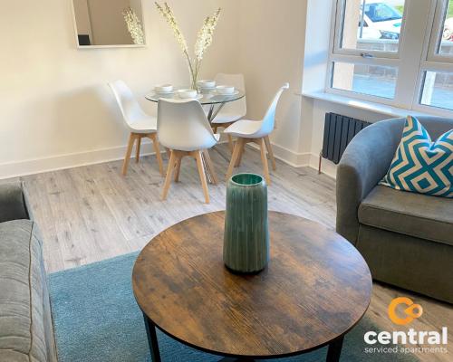 2 Bedroom Apartment by Central Serviced Apartments - Monthly Bookings Welcome - FREE Street Parking - WiFi - Smart TV - Ground Level - Family Neighbourhood - Sleeps 4 - 1 Double Bed - 2 Single Beds - Heating 24-7 - Trade Stays - Weekly & Monthly Offers