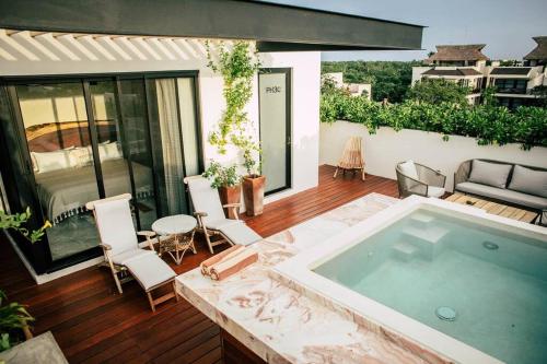 Romantic Roof Top Penthouse! BBQ and Priv. Pool
