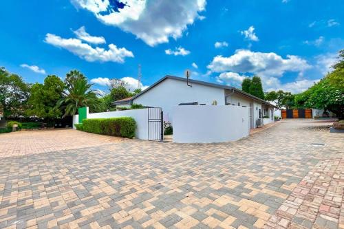 Luxurious, spacious & central, Sandton (photo 3)