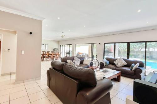 Luxurious, spacious & central, Sandton (photo 8)