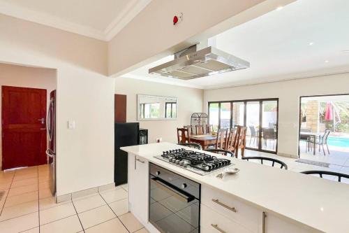 Luxurious, spacious & central, Sandton (photo 10)