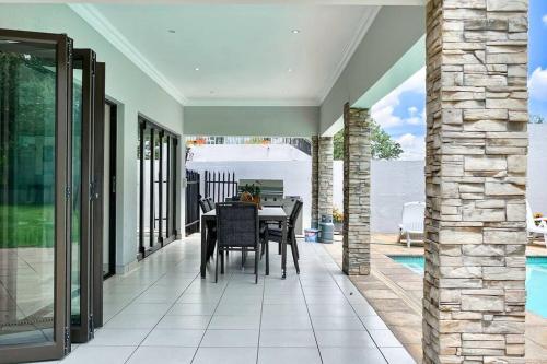 Luxurious, spacious & central, Sandton (photo 9)