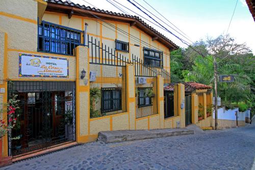 Hotel La Casa Amarela