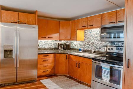 Beachfront Condo with AC in Punaluu