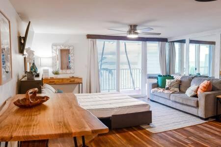 Beachfront Condo with AC in Punaluu