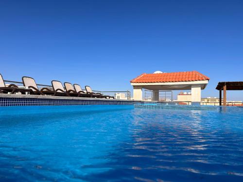 1-Bedroom Apartment with Pool View on the Ground Floor & Shared Infinity Pool on the Roof with Seaview