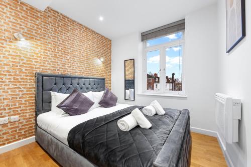 Stylish One Bedroom Flat - Near Heathrow, Windsor Castle, Thorpe Park - Staines London TW18