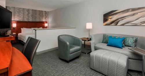 1 Bedroom Suite, 1 King, Sofa bed