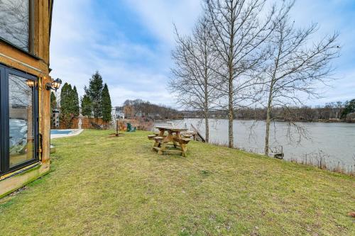 Riverfront A-Frame Cabin in Troy with Pool and Dock!