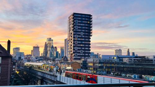 City view Sunset Luxurious Apartment in London Zone-1 Including one Family twin Room with its Own Stunning Private Terrace BnB Wapping Rail Station