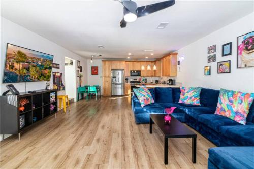 Colorful Home 3Bd 2Ba, Sleeps8, 1block to Univ., Pac-man, BBQ, FirePit in Redlands, USA