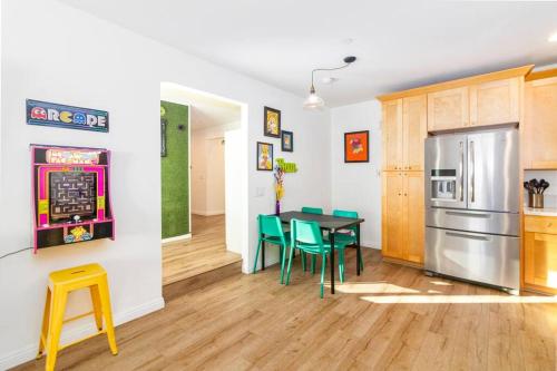 Colorful Home 3Bd 2Ba, Sleeps8, 1block to Univ., Pac-man, BBQ, FirePit in Redlands, USA