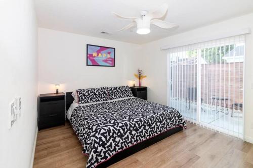 Colorful Home 3Bd 2Ba, Sleeps8, 1block to Univ., Pac-man, BBQ, FirePit in Redlands, USA