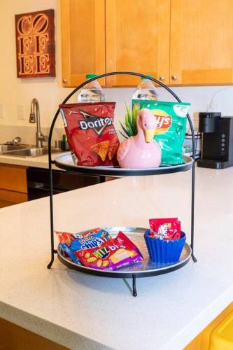 Colorful Home 3Bd 2Ba, Sleeps8, 1block to Univ., Pac-man, BBQ, FirePit in Redlands, USA