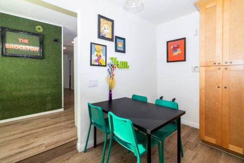 Colorful Home 3Bd 2Ba, Sleeps8, 1block to Univ., Pac-man, BBQ, FirePit in Redlands, USA