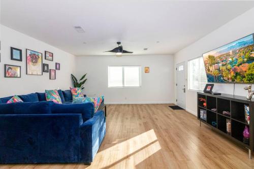 Colorful Home 3Bd 2Ba, Sleeps8, 1block to Univ., Pac-man, BBQ, FirePit in Redlands, USA