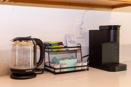 Colorful Home 3Bd 2Ba, Sleeps8, 1block to Univ., Pac-man, BBQ, FirePit in Redlands, USA
