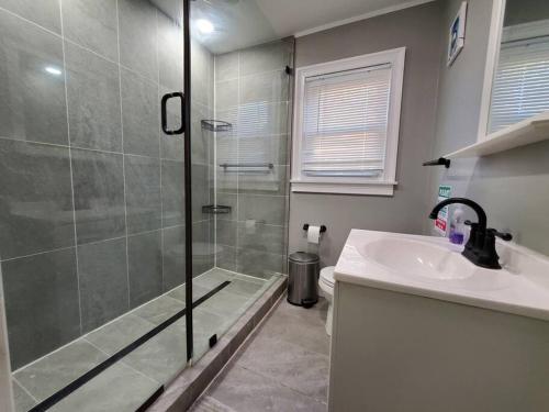 Home Away From Home on LaSalle - 3 bd 2 bth Slps 6 in Niagara Falls, USA