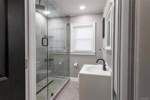 Home Away From Home on LaSalle - 3 bd 2 bth Slps 6 in Niagara Falls, USA