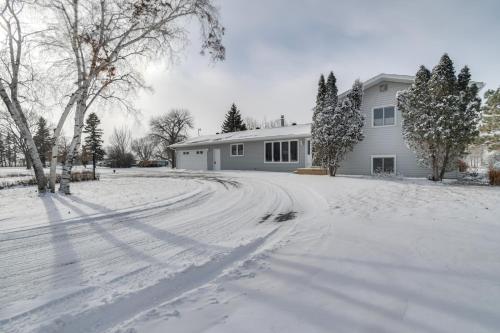Hot Tub and Fenced Backyard Moorhead Home! in Moorhead, USA