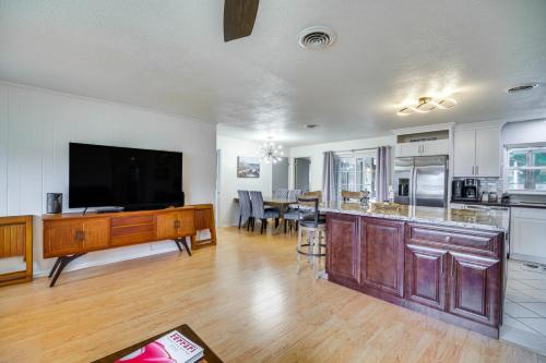 Centrally Located Merritt Island Home Pool, Porch in Merritt Island, USA