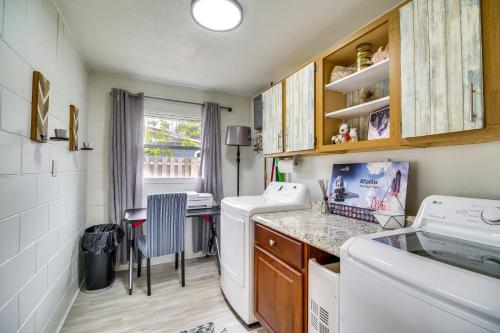 Centrally Located Merritt Island Home Pool, Porch in Merritt Island, USA