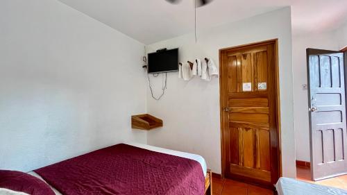 Hostal Nuevo Arenal downtown, private rooms with bathroom