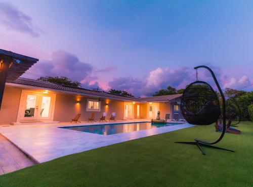 Villa w/a Huge Terrace & Grill Mini Golf Pool in Miami, USA