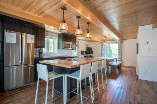 Rustic & Modern Chalet 32 Acre of Land in 聖保蘭