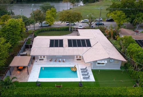 Villa w/a Huge Terrace & Grill Mini Golf Pool in Miami, USA