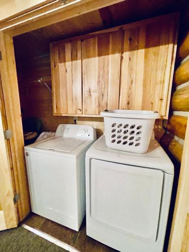 Bear Tracks Loft 20 Miles to West Yellowstone & Air Condition & Wifi