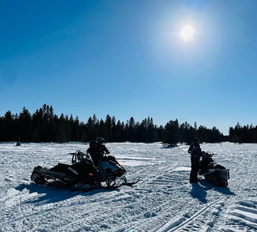 Bear Tracks Loft 20 Miles to West Yellowstone & Air Condition & Wifi