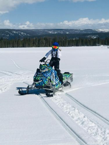 Bear Tracks Loft 20 Miles to West Yellowstone & Air Condition & Wifi