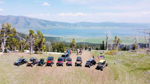 Bear Tracks Loft 20 Miles to West Yellowstone & Air Condition & Wifi