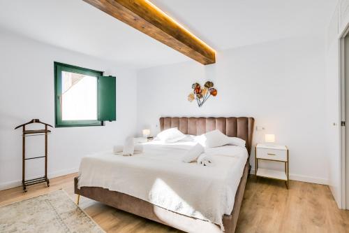 1 queen bed, 1 sofa bed