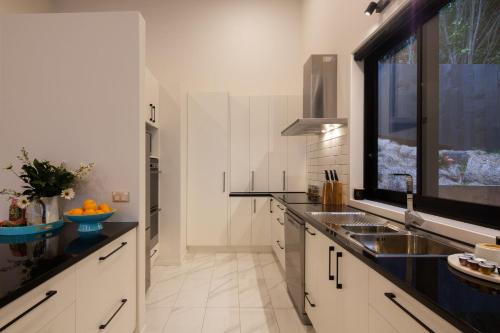 Highlands House- Lake Views- Free Parking- AC- BBQ - image 13