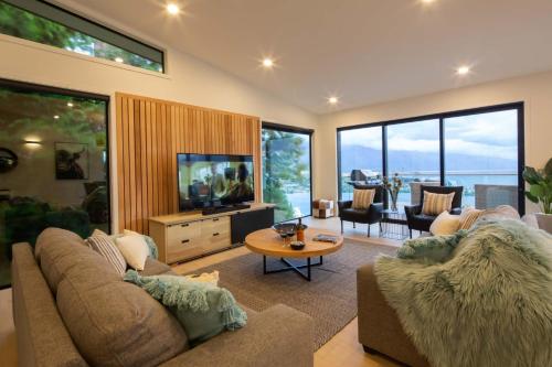 Highlands House- Lake Views- Free Parking- AC- BBQ - image 3