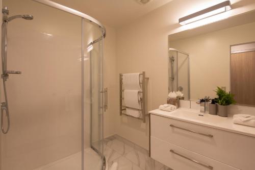 Highlands House- Lake Views- Free Parking- AC- BBQ - image 3