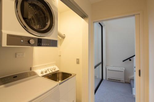 Highlands House- Lake Views- Free Parking- AC- BBQ - image 14