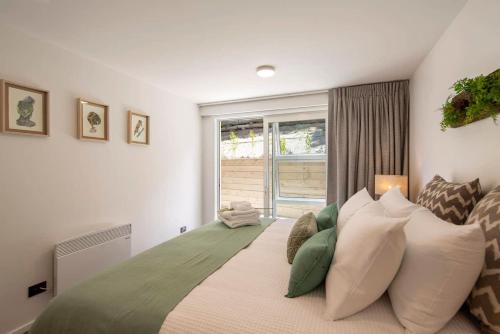 Hillside Villa 2- Walk To Town- AC- Free Parking - image 3
