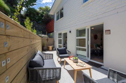 Hillside Villa 2- Walk To Town- AC- Free Parking - image 5