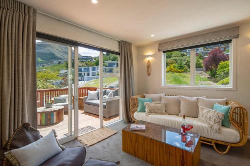 Hillside Villa 3- Walk To Town- AC- Free Parking - image 6
