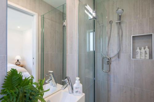 Hillside Villa 3- Walk To Town- AC- Free Parking - image 11