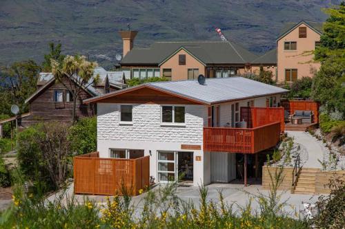 Hillside Villa 3- Walk To Town- AC- Free Parking - image 2