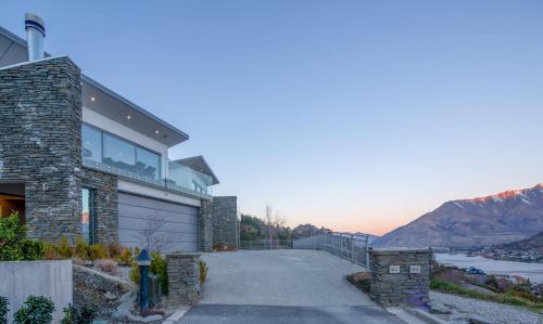Aurora Lodge- AC- Free Parking- Hot Tub- BBQ - image 10