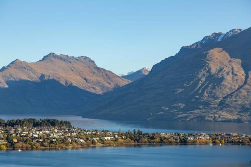 Aurora Lodge- AC- Free Parking- Hot Tub- BBQ - image 3